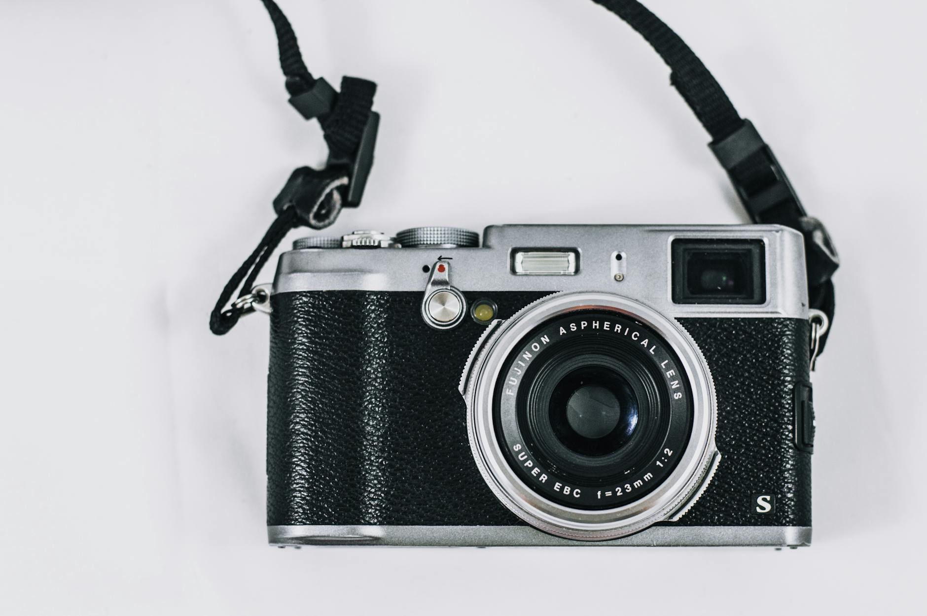 close up photo of vintage black and silver single lens reflex camera